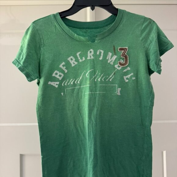 Abercrombie & Fitch Green Graphic Tee Women’s Size L - Picture 1 of 3